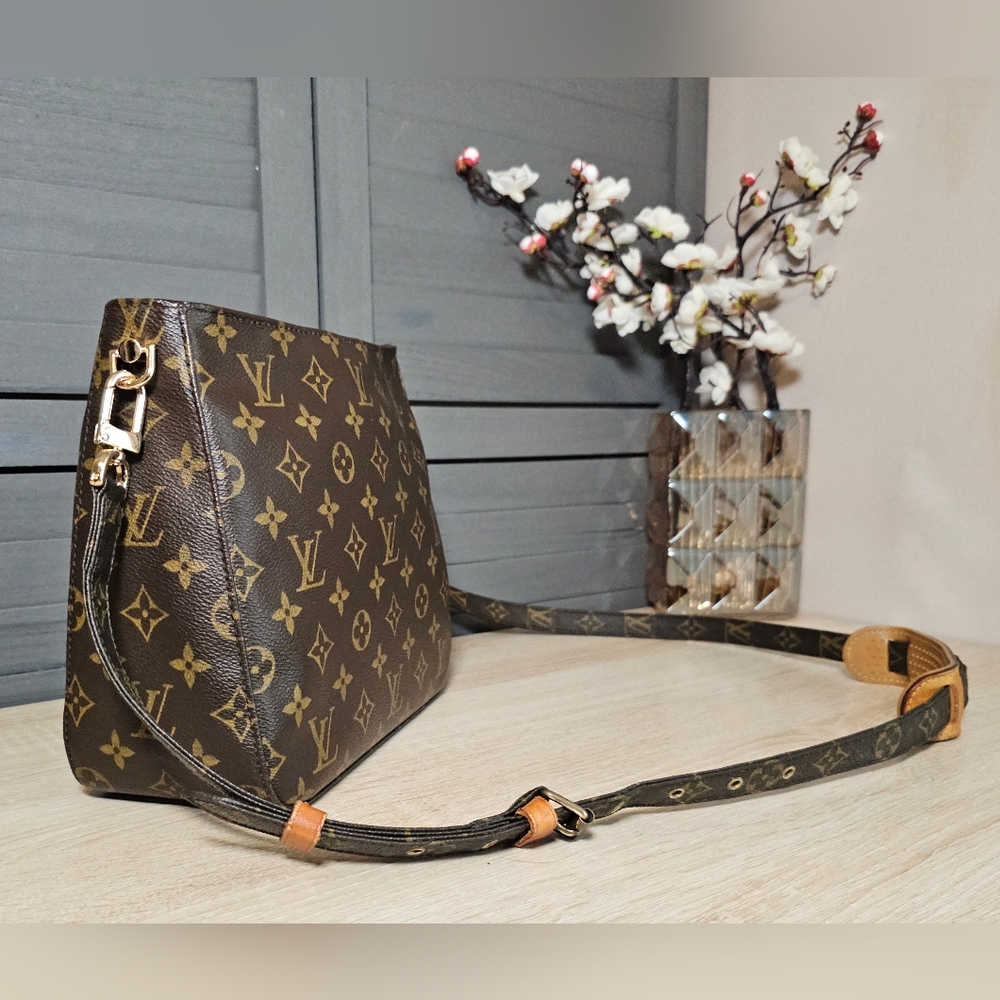 Authentic LOUIS VUITTON Monogram Looping MM Crossbody - Picture 13 of 13
